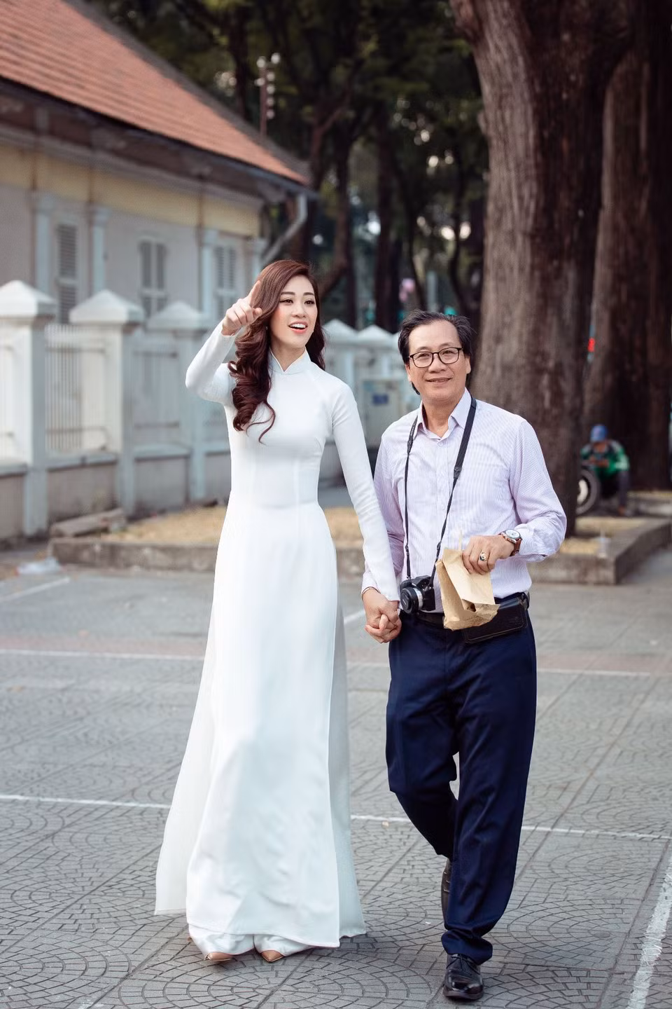 Đặc biệt, trong bộ ảnh còn có sự xuất hiện của bố Hoa hậu Khánh Vân. Chính ông là người đã động viên, tiếp thêm sức mạnh và luôn đồng hành cùng người đẹp trong mỗi dấu mốc của cuộc đời. (Ảnh: David Sắn/Vietnam+)
