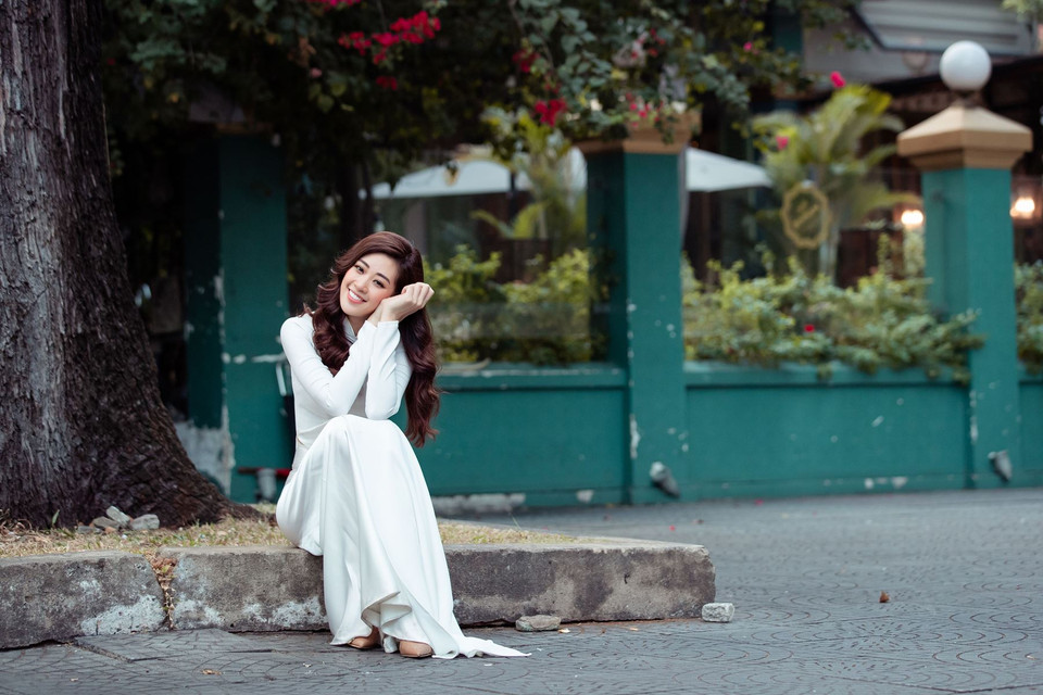 Là một người con của Thành phố Hồ Chí Minh, Hoa hậu Khánh Vân tự hào đại diện cho những cô gái trẻ năng động, hiện đại nhưng duyên dáng, dịu dàng trong tà áo dài trắng thướt tha. (Ảnh: David Sắn/Vietnam+)