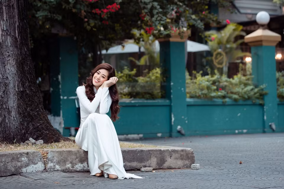 Là một người con của Thành phố Hồ Chí Minh, Hoa hậu Khánh Vân tự hào đại diện cho những cô gái trẻ năng động, hiện đại nhưng duyên dáng, dịu dàng trong tà áo dài trắng thướt tha. (Ảnh: David Sắn/Vietnam+)