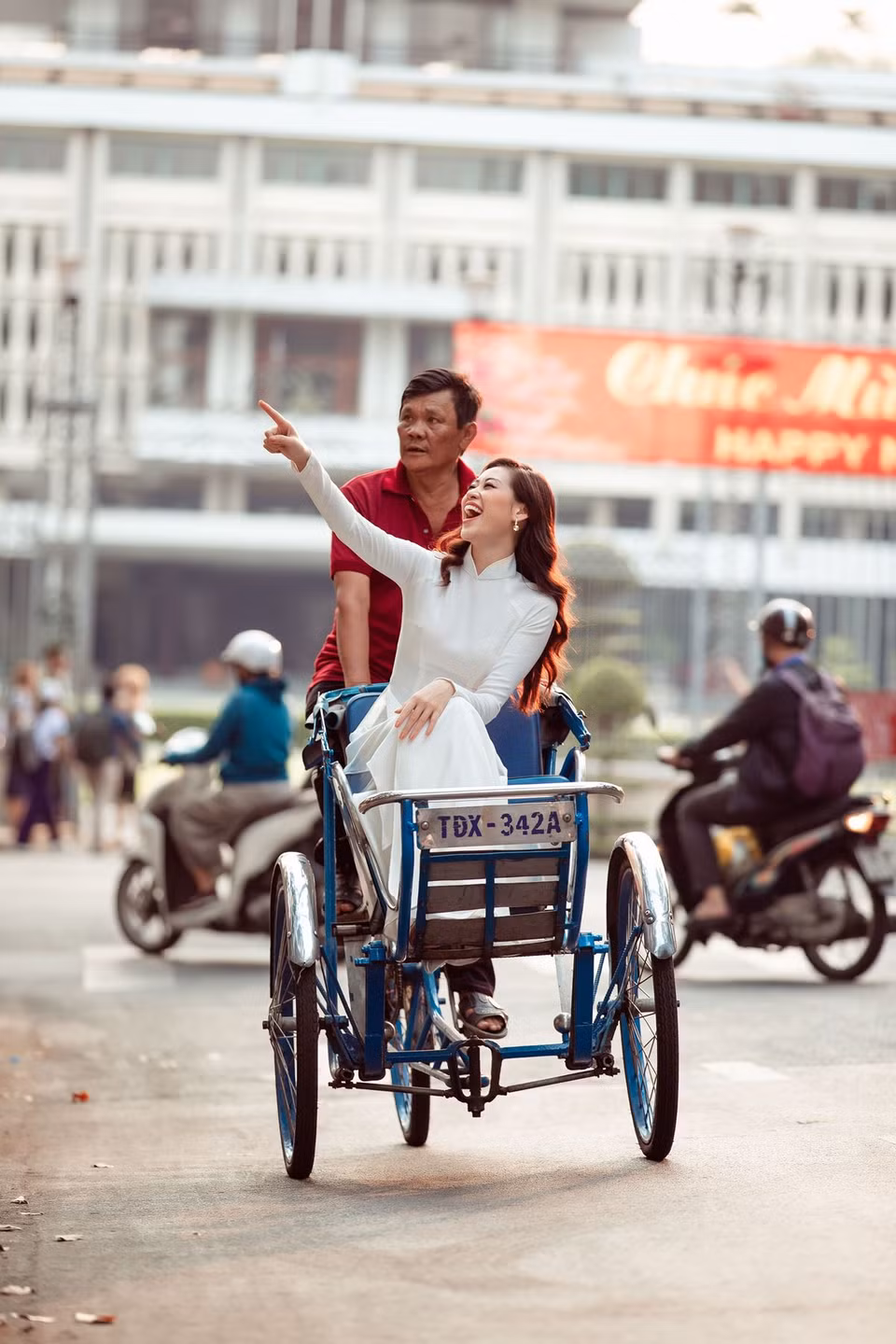 Lần này, Hoa hậu Khánh Vân không chỉ đi bộ mà còn đi trên xe xích lô – một nét văn hóa đặc trưng của người Sài Gòn mỗi khi nhắc đến. Nhờ vậy, cô có dịp được ngắm nhìn kỹ hơn thành phố xinh đẹp của mình, nhất là trong những ngày này, mọi người hối hả tất bật lo đón Tết. (Ảnh: David Sắn/Vietnam+)