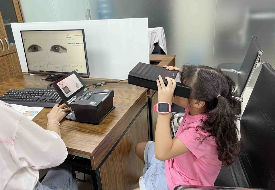 Từ ngày 1/7 với trẻ em dưới 6 tuổi, phụ huynh chỉ cần cập nhật thông tin online trên VNeID, sau đó đến thu nhận vân tay, chụp ảnh gương mặt, thu nhận sinh trắc học mống mắt, tích hợp giọng nói vào cơ sở dữ liệu căn cước. (Ảnh: Phạm Kiên/TTXVN)