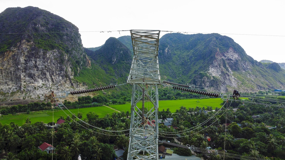 Công nhân của Công ty AIT thi công kéo dây vị trí 148 trên địa bàn huyện Nông Cống (Thanh Hóa) đoạn Quỳnh Lưu-Thanh Hóa. (Ảnh: Huy Hùng/TTXVN)