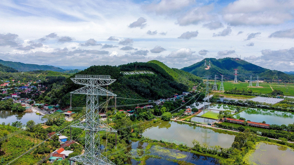 Thi công kéo dây đoạn Quảng Trạch - Quỳnh Lưu trên địa bàn huyện Nam Đàn, Nghệ An. (Ảnh: Huy Hùng/TTXVN)