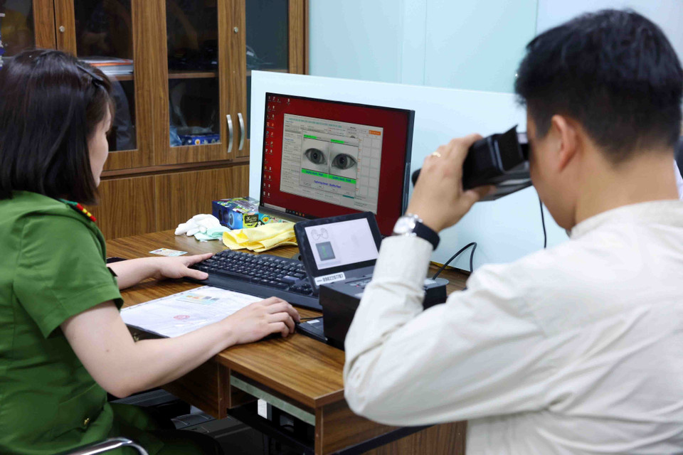 Một điểm mới của Luật Căn cước quy định là việc thu thập thông tin sinh học mống mắt khi công dân đến làm thủ tục cấp thẻ căn cước. (Ảnh: Phạm Kiên/TTXVN)