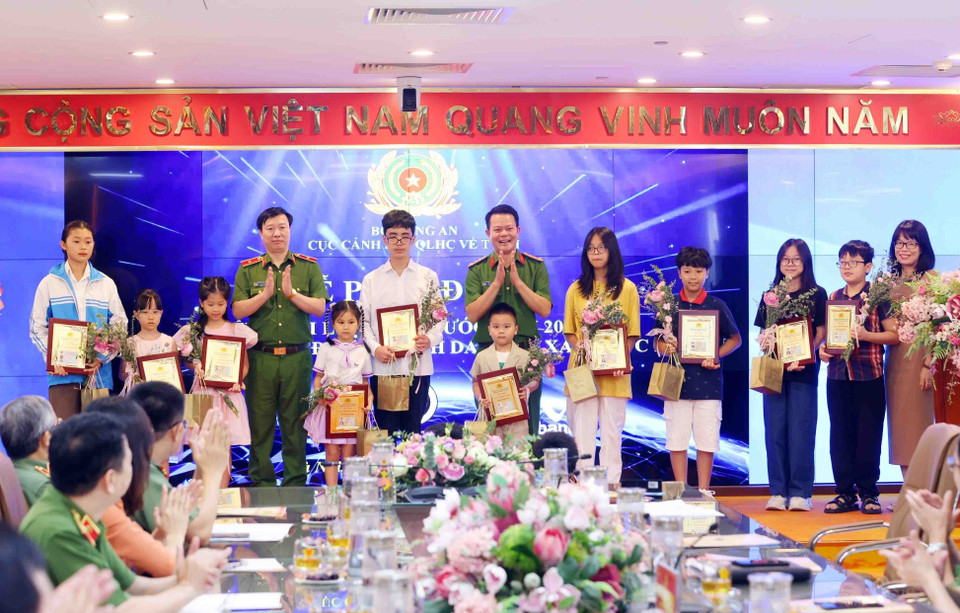 Cục Cảnh sát quản lý hành chính về trật tự xã hội trao thẻ căn cước, Giấy Chứng nhận căn cước cho 10 công dân đầu tiên, là người dưới 6 tuổi, người từ 6 tuổi trở lên và người gốc Việt Nam chưa xác định được quốc tịch đang sinh sống tại Việt Nam. (Ảnh: Phạm Kiên/TTXVN)