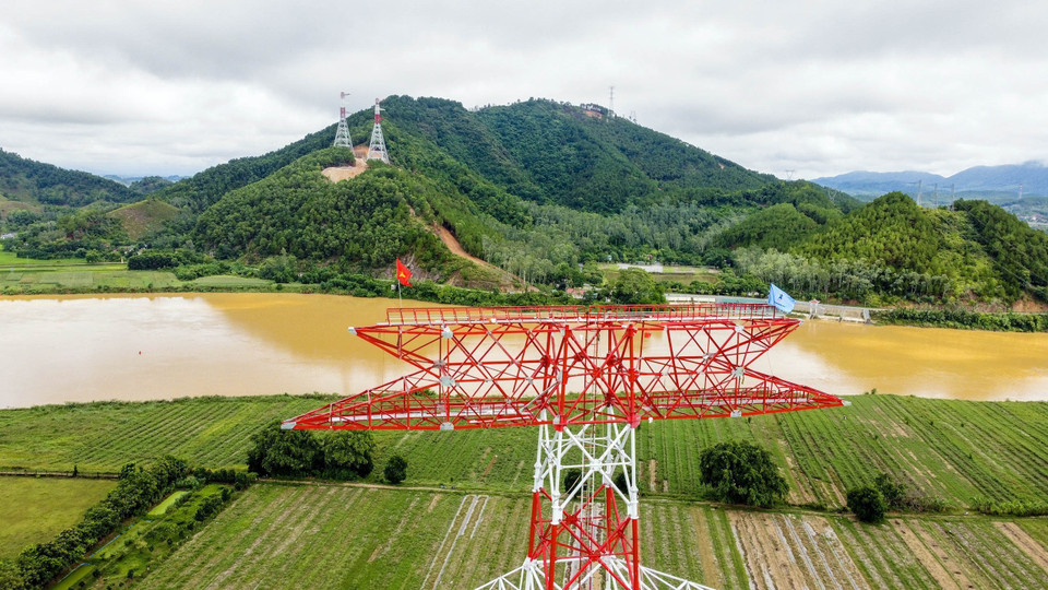 Vị trí cột 238 cao 81m vượt sông Lam trên địa bàn huyện Nam Đàn, Nghệ An tuyến Quảng Trạch-Quỳnh Lưu. (Ảnh: Huy Hùng/TTXVN)