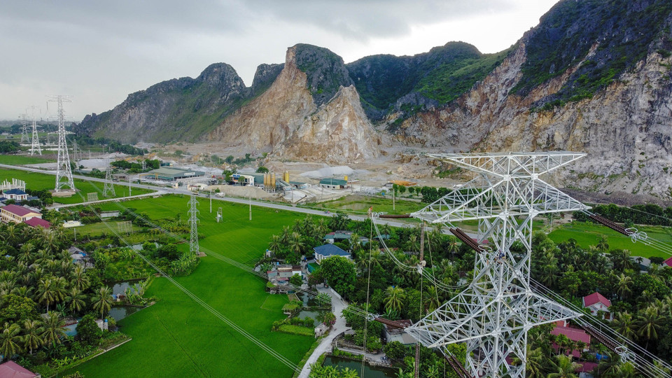 Thi công kéo dây tại vị trí 148 trên địa bàn Nông Cống (Thanh Hóa) đoạn Quỳnh Lưu-Thanh Hóa. (Ảnh: Huy Hùng/TTXVN)