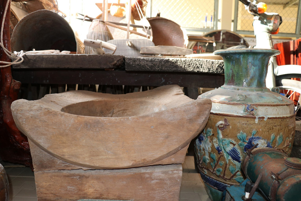 Ché đựng nước (phải) có từ trước năm 1930, được giữ gìn tại nhà ông Hiệu. (Ảnh: Hữu Chí/TTXVN)