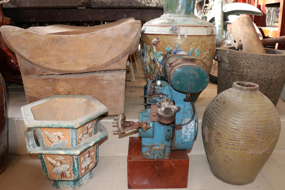 Các hiện vật được lưu trữ là những vật dụng gần gũi với cuộc sống người dân Nam bộ. (Ảnh: Hữu Chí/TTXVN)