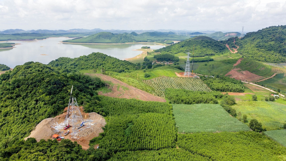 Thi công lắp dựng cột đoạn Quỳnh Lưu-Thanh Hóa địa bàn huyện Quỳnh Lưu (Nghệ An). (Ảnh: Huy Hùng/TTXVN)