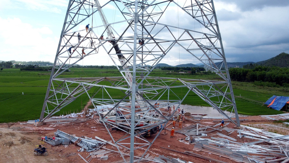 Lắp dựng tại vị trí cột 360 trên địa bàn huyện Quỳnh Lưu (Nghệ An) đoạn Quỳnh Lưu-Thanh Hóa. (Ảnh: Huy Hùng/TTXVN)