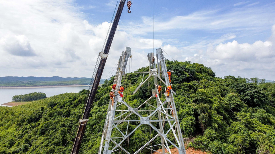 Công nhân PTC3 lắp dựng tại vị trí cột 21 địa bàn huyện Quỳnh Lưu (Nghệ An) đoạn Quỳnh Lưu-Thanh Hóa. (Ảnh: Huy Hùng/TTXVN)