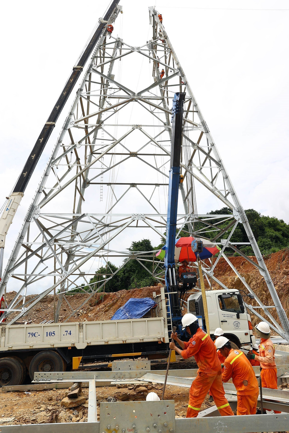 Công nhân PTC3 lắp dựng tại vị trí cột 21 địa bàn huyện Quỳnh Lưu (Nghệ An) đoạn Quỳnh Lưu-Thanh Hóa. (Ảnh: Huy Hùng/TTXVN)