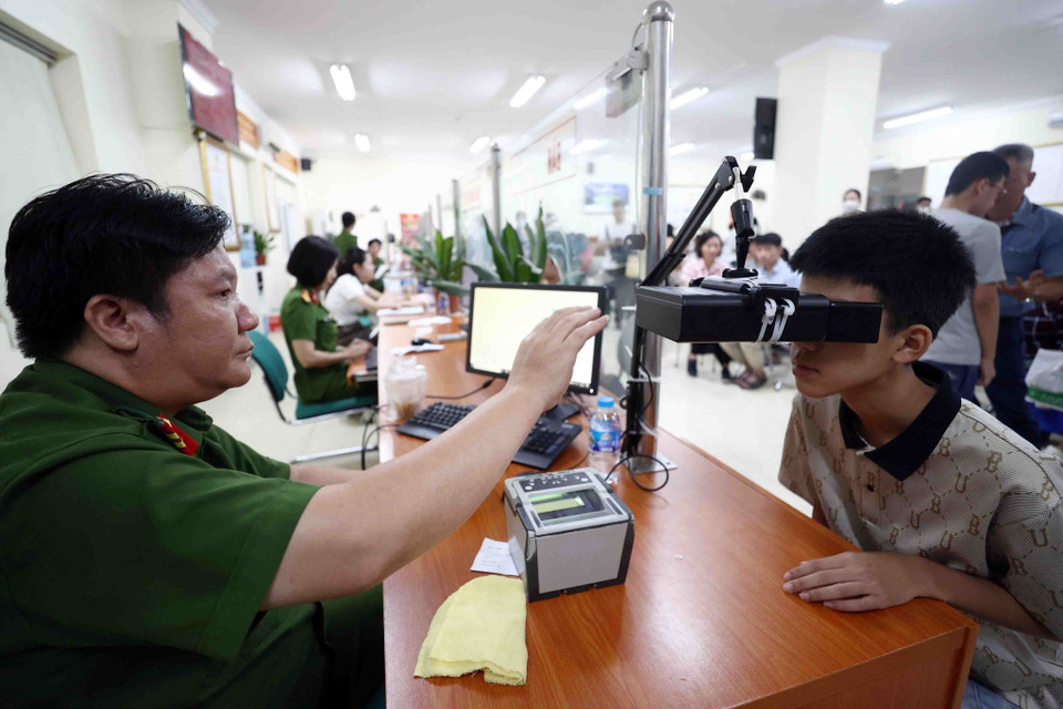 Với trẻ em dưới 6 tuổi, phụ huynh chỉ cần cập nhật thông tin online trên VNeID, sau đó đưa trẻ tới thực hiện thu nhận vân tay, chụp ảnh gương mặt, thu nhận sinh trắc học mống mắt, tích hợp giọng nói vào cơ sở dữ liệu căn cước. (Ảnh: Phạm Kiên/TTXVN)