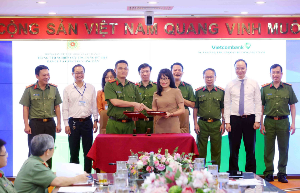 Lễ ký hợp đồng cung cấp dịch vụ xác thực điện tử: RAR-Vietcombank giữa Cục Cảnh sát quản lý hành chính về trật tự xã hội và Ngân hàng TMCP Vietcombank. (Ảnh: Phạm Kiên/TTXVN)