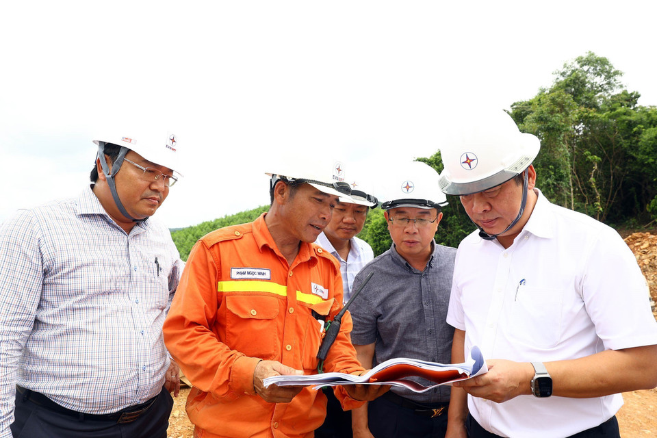 Tổng giám đốc EVN Nguyễn Anh Tuấn và Tổng giám đốc EVNNPT Phạm Lê Phú kiểm tra tiến độ tại vị trí cột 21 tuyến đường dây Quỳnh Lưu-Thanh Hóa (Quỳnh Lưu, Nghệ An). (Ảnh: Huy Hùng/TTXVN)