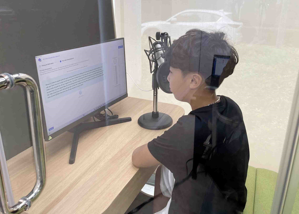 Một trẻ em dưới 6 tuổi tích hợp giọng nói vào cơ sở dữ liệu căn cước. (Ảnh: Phạm Kiên/TTXVN)