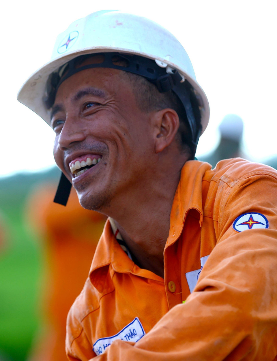 Vất vả nhưng nụ cười vẫn thường trực trên khuôn mặt của những người thợ thi công tuyến đường dây đặc biệt này. (Ảnh: Huy Hùng/TTXVN)