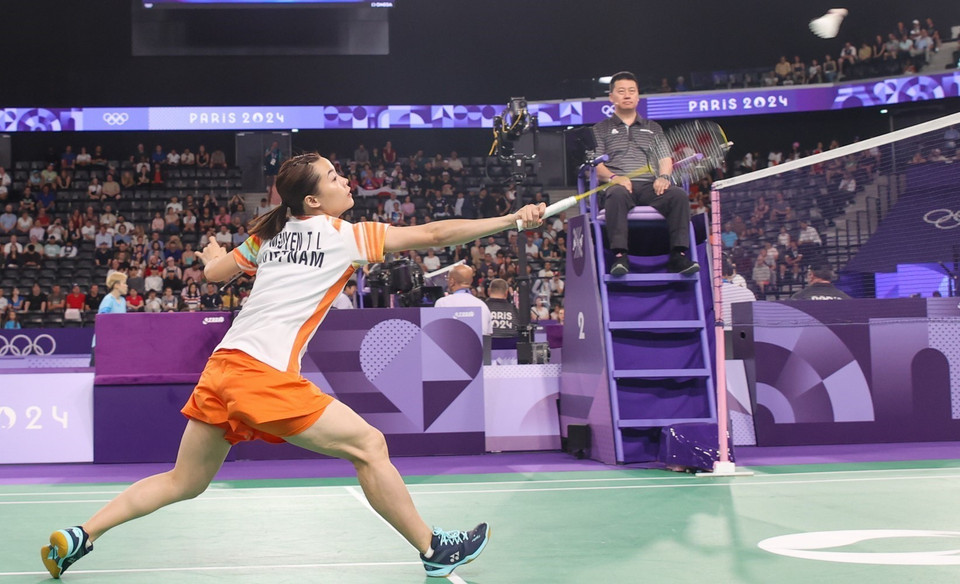 Thuỳ Linh nỗ lực cứu cầu trên lưới. (Ảnh: Hoàng Linh/TTXVN)