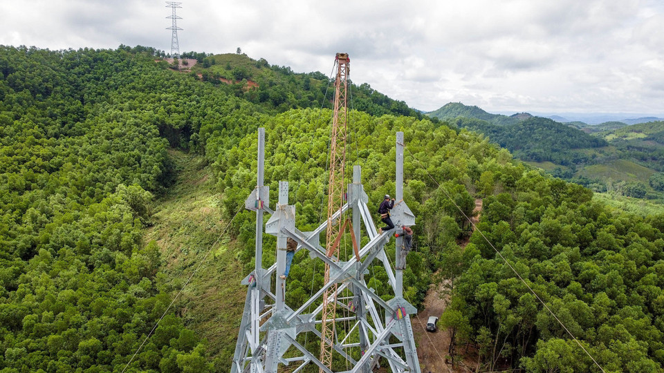 Lắp dựng cột 313, trên địa bàn huyện Nam Đàn, Nghệ An. Đây là vị trí đặc biệt khó khăn của dự án đường dây 500kV Quảng Trạch - Quỳnh Lưu khi nằm sâu trong núi. (Ảnh: Huy Hùng/TTXVN)
