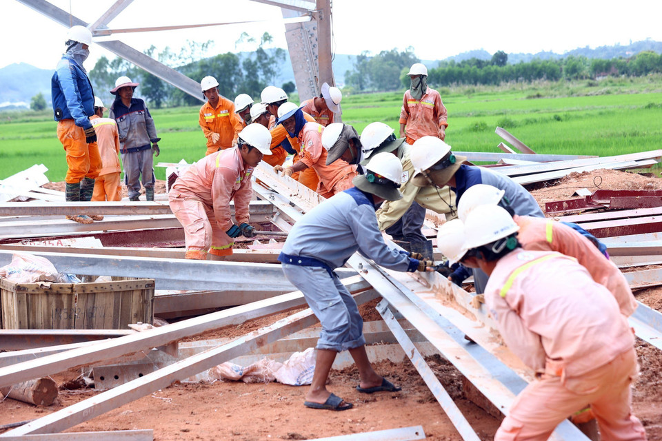 Công nhân PTC4 thi công tại vị trí cột 360 (Nghi Lộc, Nghệ An) đoạn Quảng Trạch-Quỳnh Lưu. (Ảnh: Huy Hùng/TTXVN)