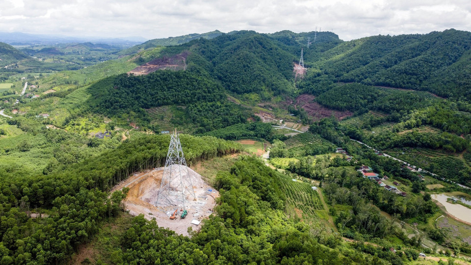 Lắp dựng cột 313, trên địa bàn huyện Nam Đàn, Nghệ An. Đây là vị trí đặc biệt khó khăn của đoạn Quảng Trạch - Quỳnh Lưu khi nằm sâu trong núi. (Ảnh: Huy Hùng/TTXVN)