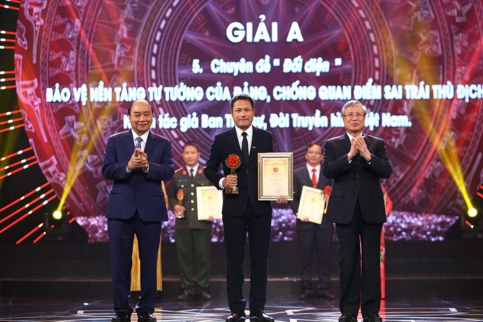 Thủ tướng Nguyễn Xuân Phúc và ông Trần Quốc Vượng, Ủy viên Bộ Chính trị, Thường trực Ban Bí thư trao giải A cho tác giả và nhóm tác giả đoạt giải. (Ảnh: Minh Quyết/TTXVN)