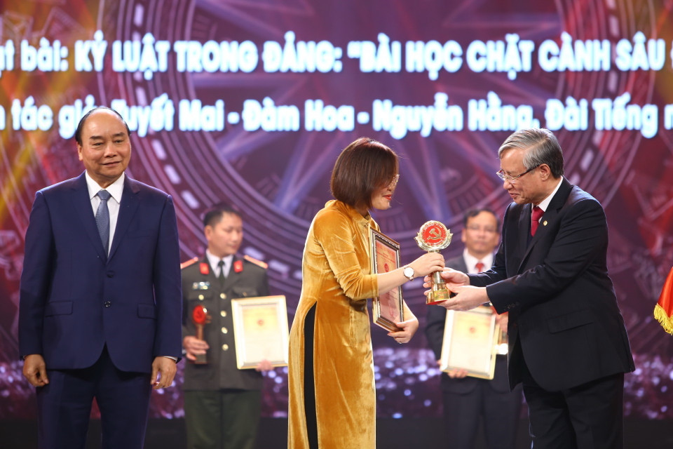 Thủ tướng Nguyễn Xuân Phúc và ông Trần Quốc Vượng, Ủy viên Bộ Chính trị, Thường trực Ban Bí thư trao giải A cho tác giả và nhóm tác giả đoạt giải. (Ảnh: Minh Quyết/TTXVN)