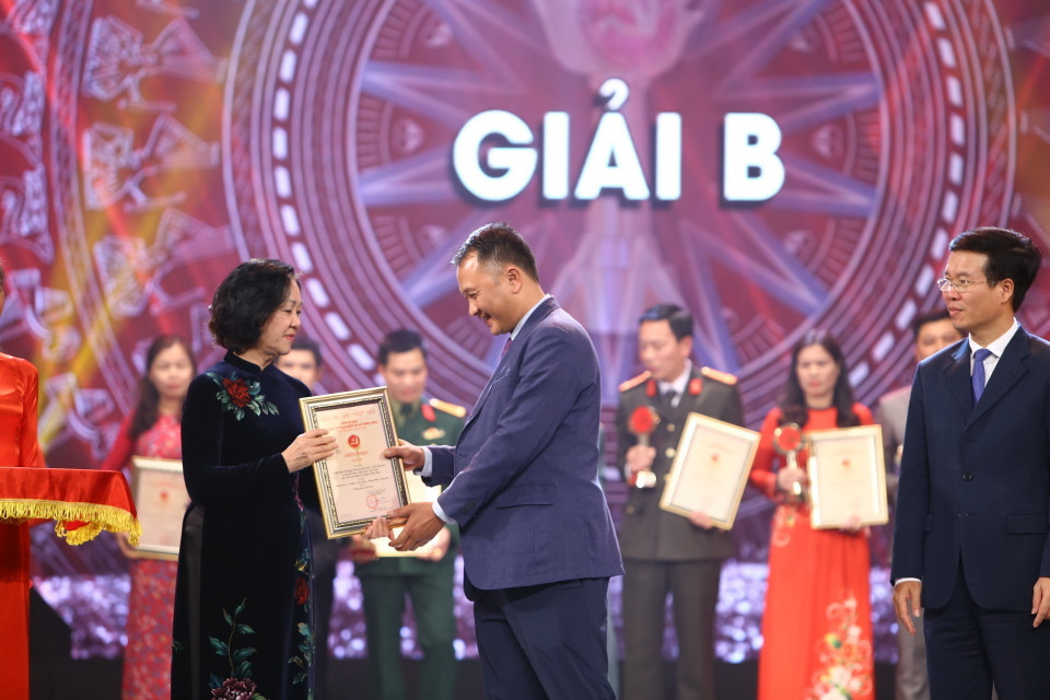 Trưởng Ban Tuyên giáo Trung ương Võ Văn Thưởng và Trưởng Ban Dân vận Trung ương Trương Thị Mai trao giải B (thể loại ảnh) cho đại diện nhóm tác giả thuộc Ban Biên tập ảnh (TTXVN). (Ảnh: Minh Quyết/TTXVN)