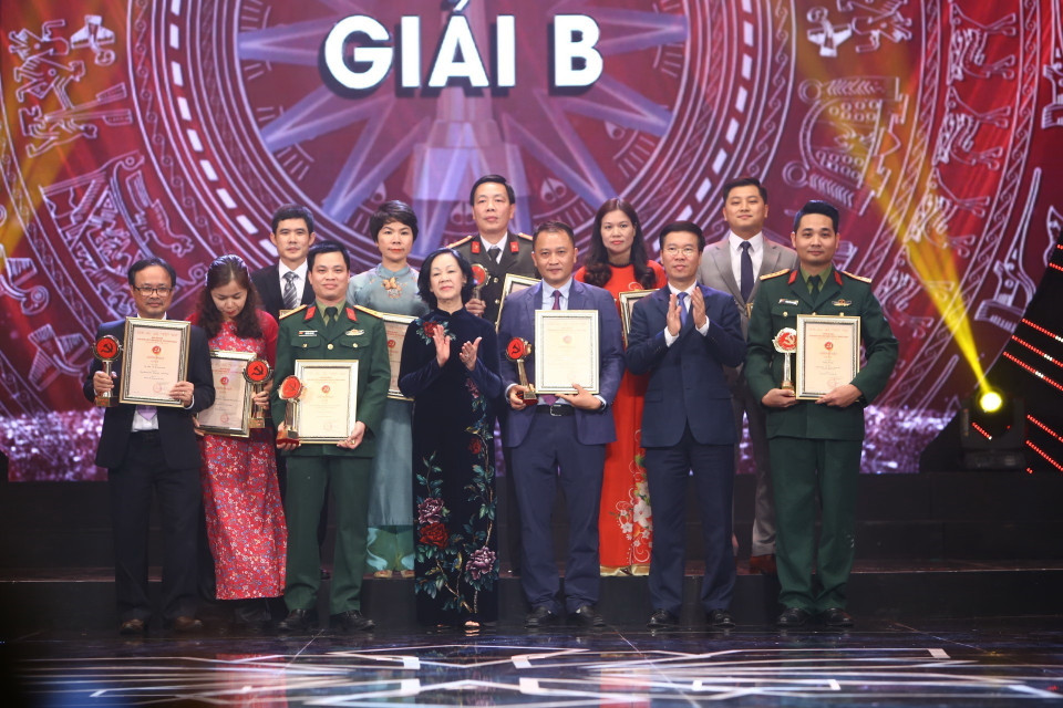 Trưởng Ban Tuyên giáo Trung ương Võ Văn Thưởng và Trưởng Ban Dân vận Trung ương Trương Thị Mai trao giải B cho các tác giả có tác phẩm đoạt giải. (Ảnh: Minh Quyết/TTXVN)