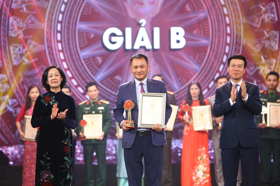 Trưởng Ban Tuyên giáo Trung ương Võ Văn Thưởng và Trưởng Ban Dân vận Trung ương Trương Thị Mai trao giải B (thể loại ảnh) cho đại diện nhóm tác giả thuộc Ban Biên tập ảnh (TTXVN). (Ảnh: Minh Quyết/TTXVN)