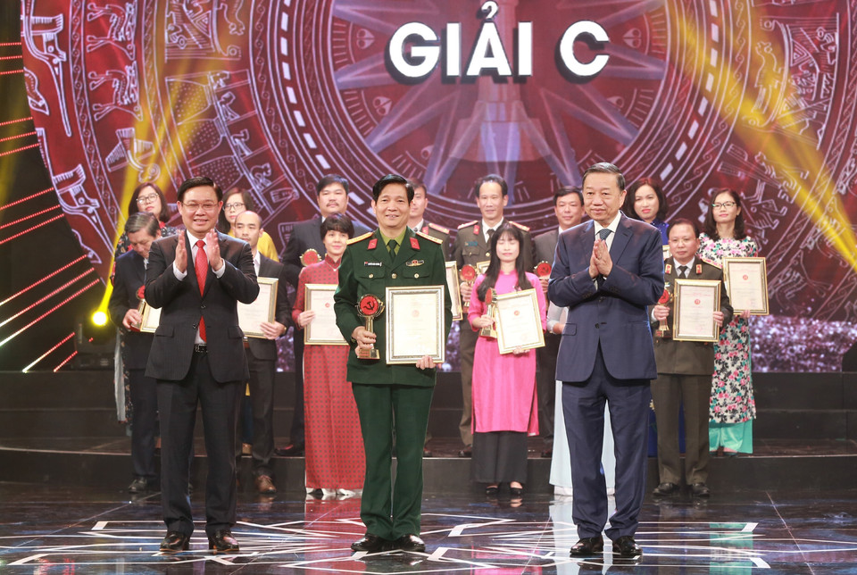 Phó Thủ tướng Vương Đình Huệ và Bộ trưởng Bộ Công an Tô Lâm trao giải C cho 15 tác giả đoạt giải. (Ảnh: Minh Quyết/TTXVN)