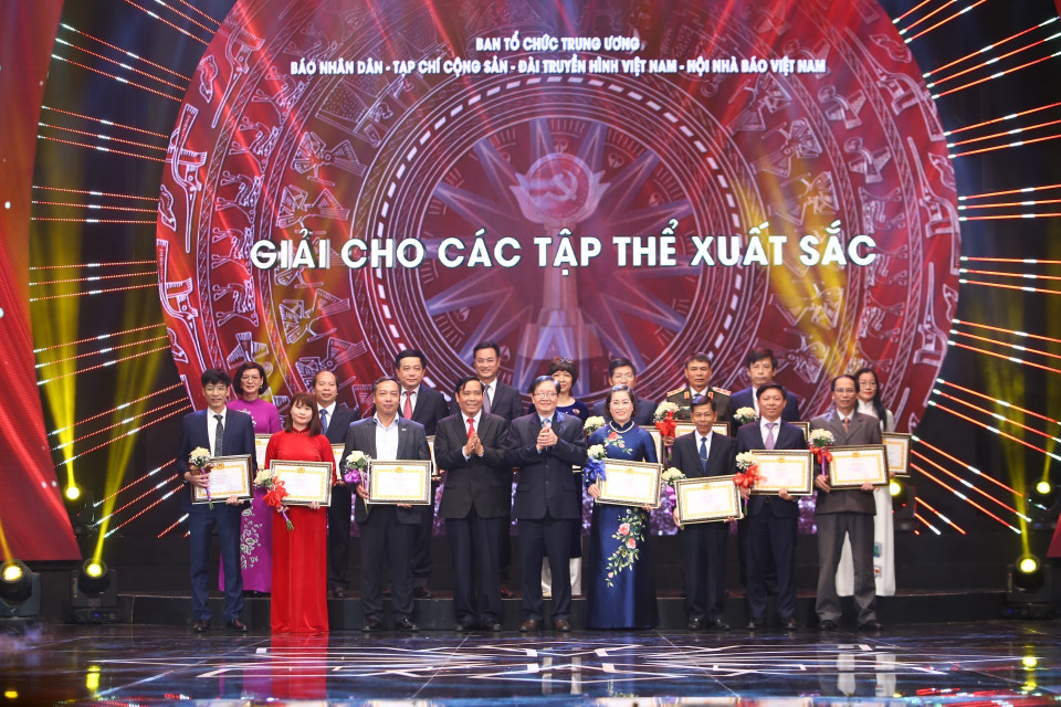 Ban tổ chức trao giải cho 16 tập thể xuất sắc. (Ảnh: Minh Quyết/TTXVN)