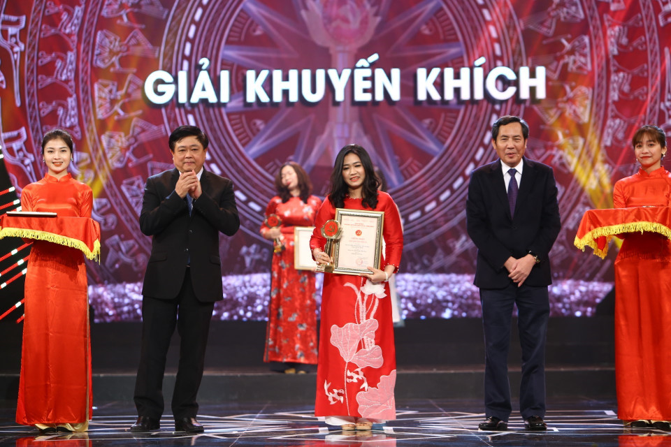 Ban tổ chức trao giải Khuyến khích cho tác giả đoạt giải thuộc Ban Biên tập Tin trong nước (TTXVN). (Ảnh: Minh Quyết/TTXVN)