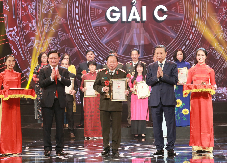 Phó Thủ tướng Vương Đình Huệ và Bộ trưởng Bộ Công an Tô Lâm trao giải C cho 15 tác giả đoạt giải. (Ảnh: Minh Quyết/TTXVN)