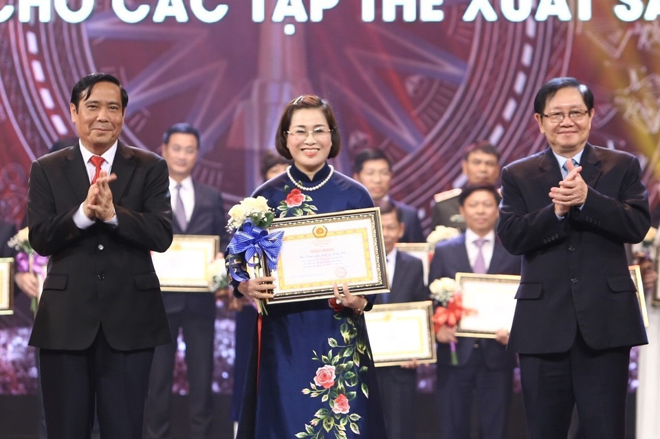 Ban tổ chức trao giải cho các tập thể xuất sắc. (Ảnh: Minh Quyết/TTXVN)