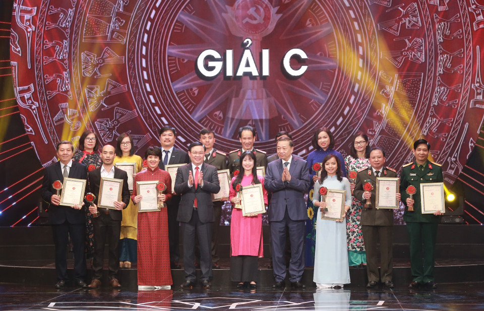 Phó Thủ tướng Vương Đình Huệ và Bộ trưởng Bộ Công an Tô Lâm trao giải C cho tác giả, nhóm tác giả đạt giải. (Ảnh: Doãn Tấn/TTXVN)