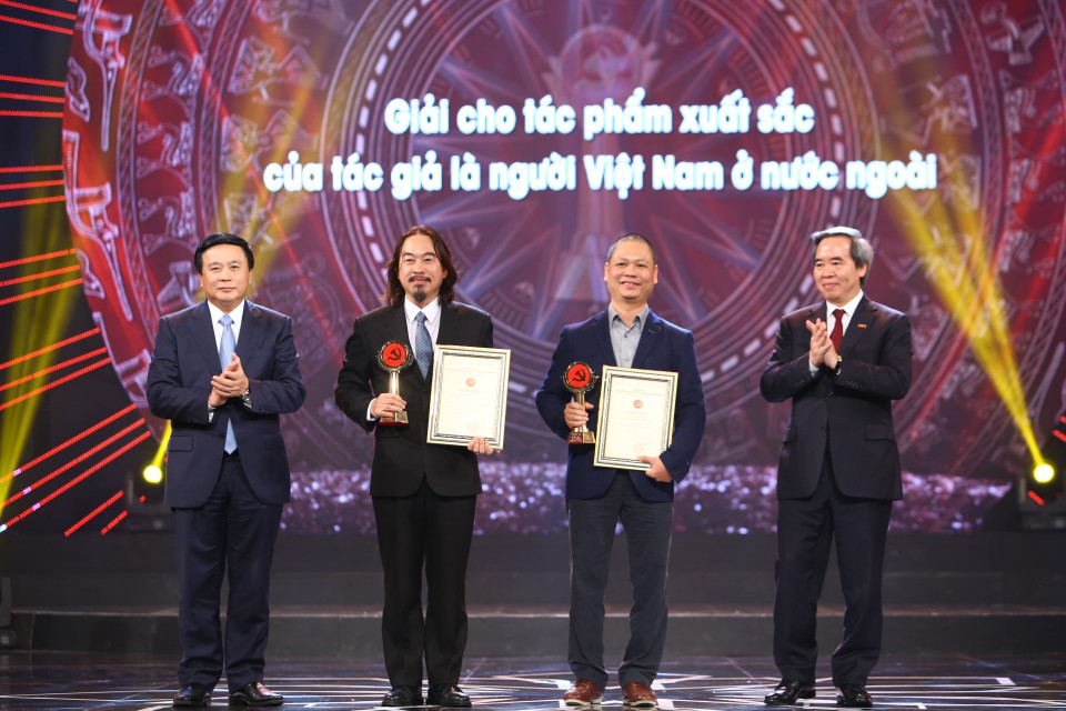 Trao giải cho tác phẩm xuất sắc của tác giả là người Việt Nam ở nước ngoài. (Ảnh: Minh Quyết/TTXVN)