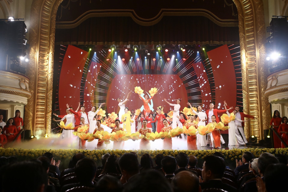 Chương trình văn nghệ chào mừng. (Ảnh: Minh Quyết/TTXVN)