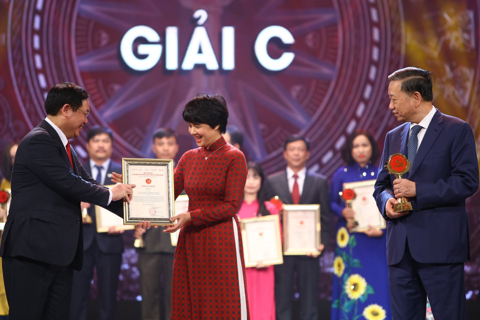 Phó Thủ tướng Vương Đình Huệ và Bộ trưởng Bộ Công an Tô Lâm trao giải C cho 15 tác giả đoạt giải. (Ảnh: Minh Quyết/TTXVN)