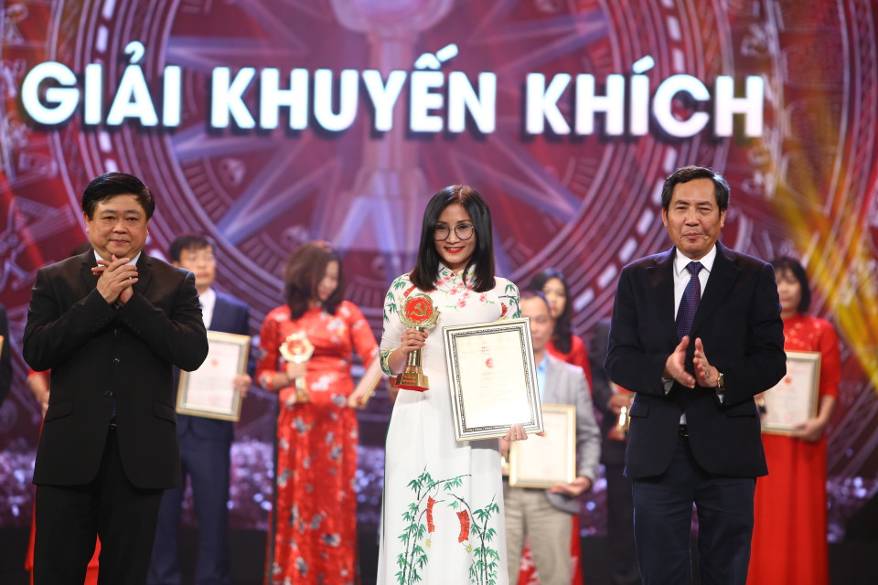 Ban tổ chức trao giải Khuyến khích cho tác giả đoạt giải thuộc Truyền hình Thông tấn (TTXVN). (Ảnh: Minh Quyết/TTXVN)
