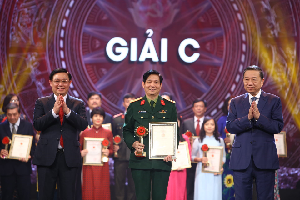 Phó Thủ tướng Vương Đình Huệ và Bộ trưởng Bộ Công an Tô Lâm trao giải C cho tác giả, nhóm tác giả đạt giải. (Ảnh: Doãn Tấn/TTXVN)