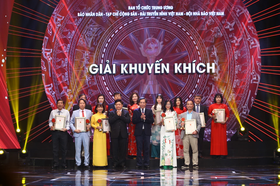 Ban tổ chức trao giải Khuyến khích cho các tác giả đoạt giải. (Ảnh: Minh Quyết/TTXVN)