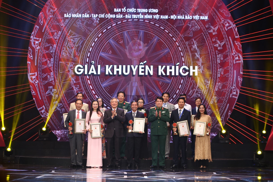 Ban tổ chức trao giải Khuyến khích cho các tác giả đoạt giải. (Ảnh: Minh Quyết/TTXVN)