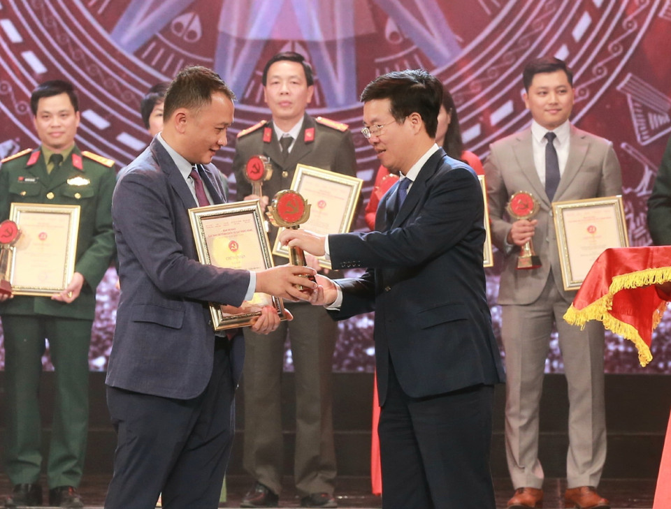 Trưởng Ban Tuyên giáo Trung ương Võ Văn Thưởng trao giải B (thể loại ảnh) cho đại diện nhóm tác giả thuộc Ban Biên tập ảnh (TTXVN). (Ảnh: Doãn Tấn/TTXVN)