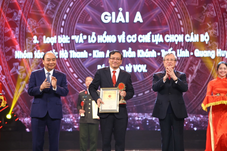 Thủ tướng Nguyễn Xuân Phúc và ông Trần Quốc Vượng, Ủy viên Bộ Chính trị, Thường trực Ban Bí thư trao giải A cho tác giả và nhóm tác giả đoạt giải. (Ảnh: Minh Quyết/TTXVN)