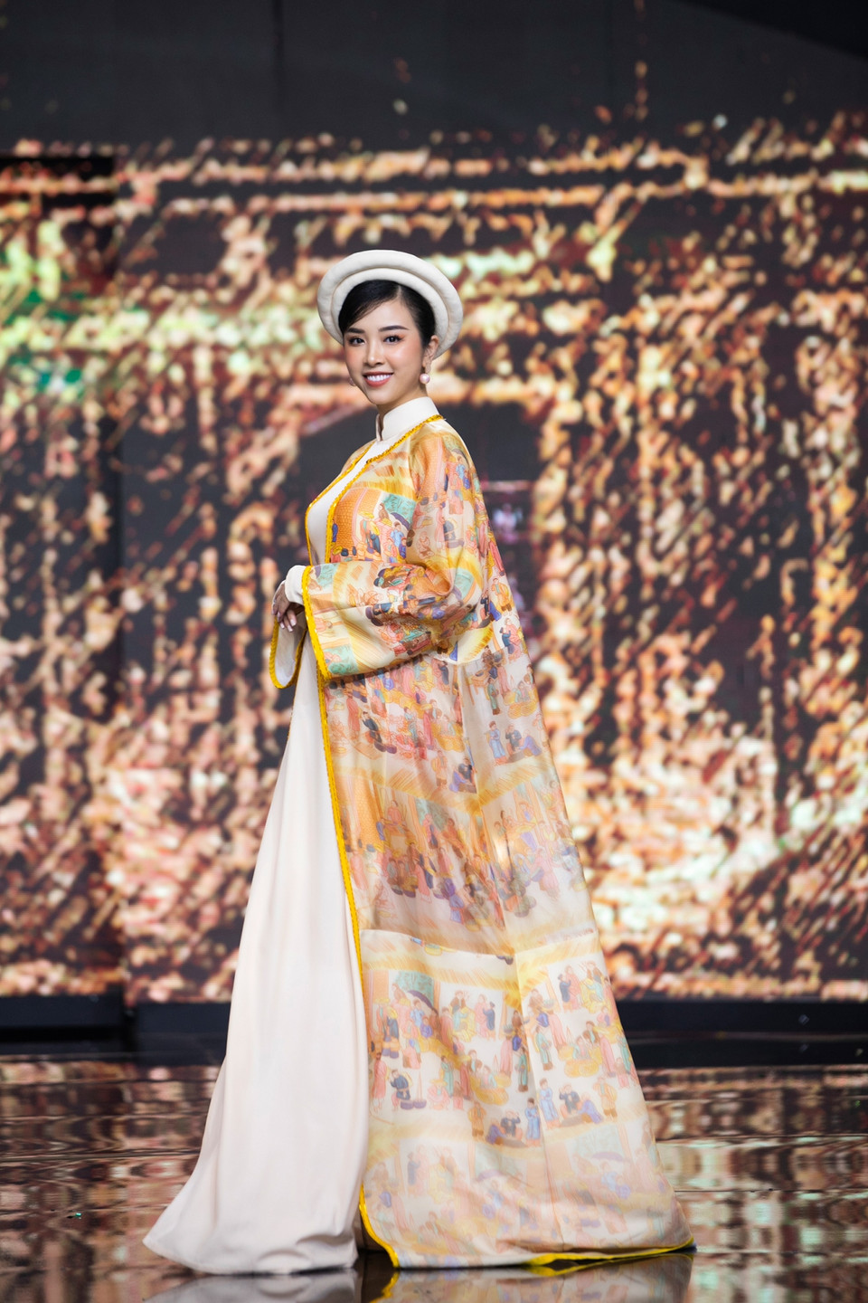 Hầu hết các thiết kế trong bộ sưu tập đều được sử dụng loại vải tơ tằm, gấm cao cấp và lụa tổng hợp. (Ảnh: CTV/Vietnam+)