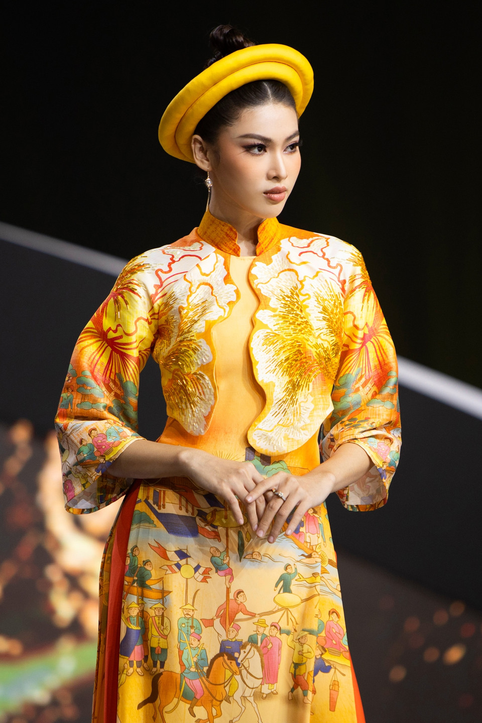 Cùng với dàn hoa hậu, á hậu và các thí sinh bước ra từ chương trình The Next Face Vietnam 2021, thương hiệu La Sen Vũ đã mang đến cho khán giả bộ sưu tập ‘Mơ Xuân’ được lấy cảm hứng chính từ dòng tranh Kim Hoàng (dòng tranh dân gian phát triển khá mạnh từ thế kỷ 18-19 của làng Kim Hoàng, xã Vân Canh, huyện Hoài Đức, tỉnh Hà Tây cũ, nay là Hà Nội). (Ảnh: CTV/Vietnam+)