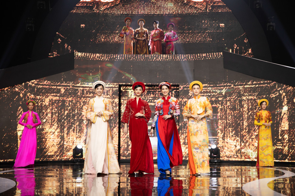 Bên cạnh đó, show diễn còn có sự góp mặt của Quán quân The Next Face Vietnam 2021 – Y Hạ sánh bước cùng các thành viên team Lương Thùy Linh. (Ảnh: CTV/Vietnam+)