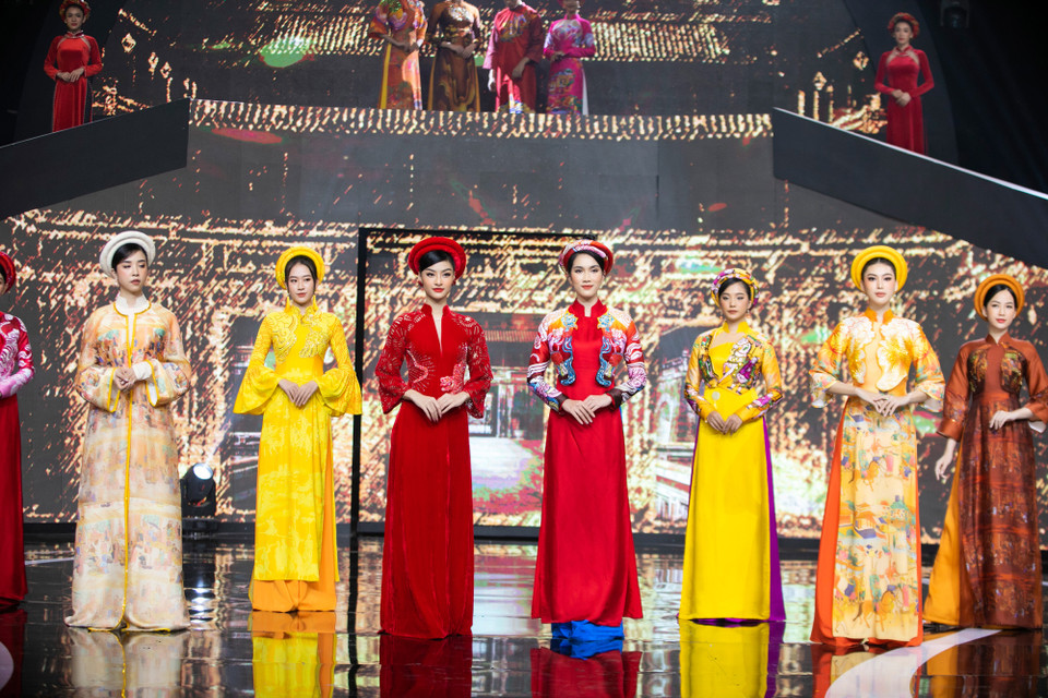 Với mong muốn nâng tầm sự hòa quyện nghệ thuật hoài cổ và đương đại, nhà thiết kế đã tinh tế kết hợp phom áo dài truyền thống với những điểm nhấn nhẹ như tay loe, tay bồng… và áo khoác lửng sở hữu họa tiết đính kết nổi bật. (Ảnh: CTV/Vietnam+)